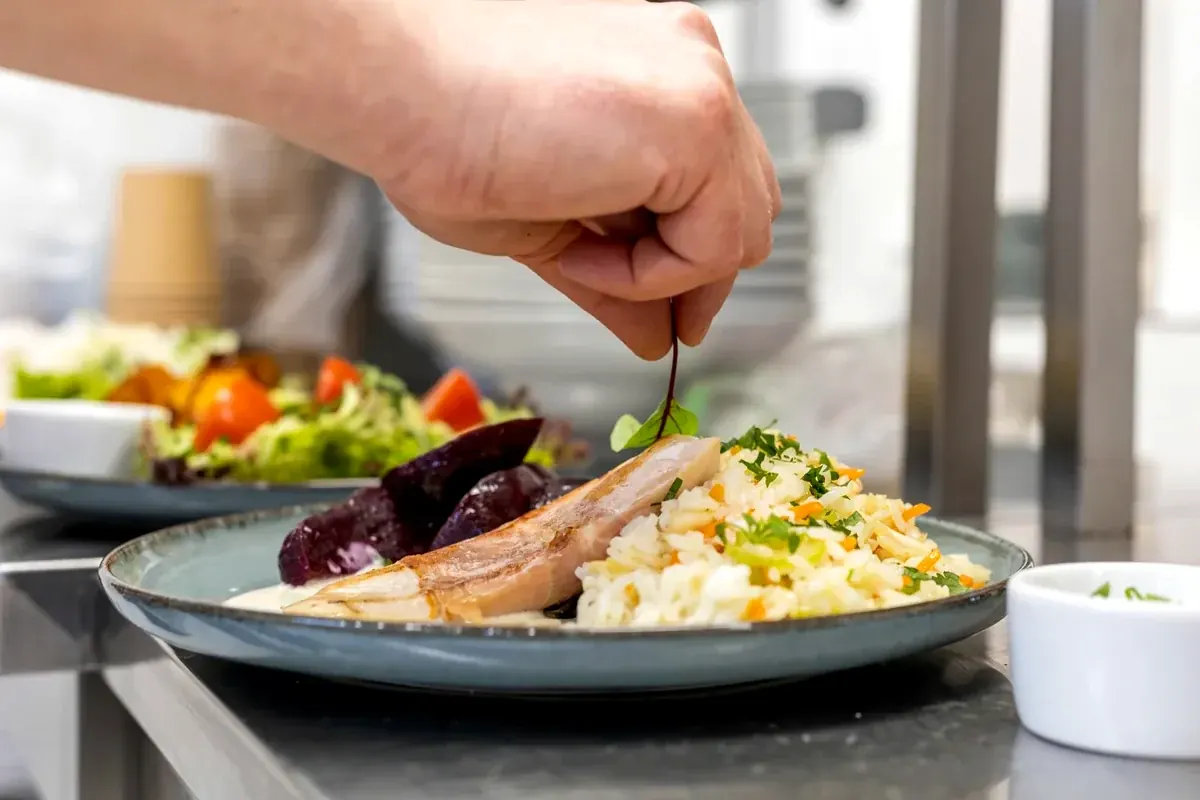 Kuchnia na obiad i kolację w Restauracji Czarny Piec Kościan