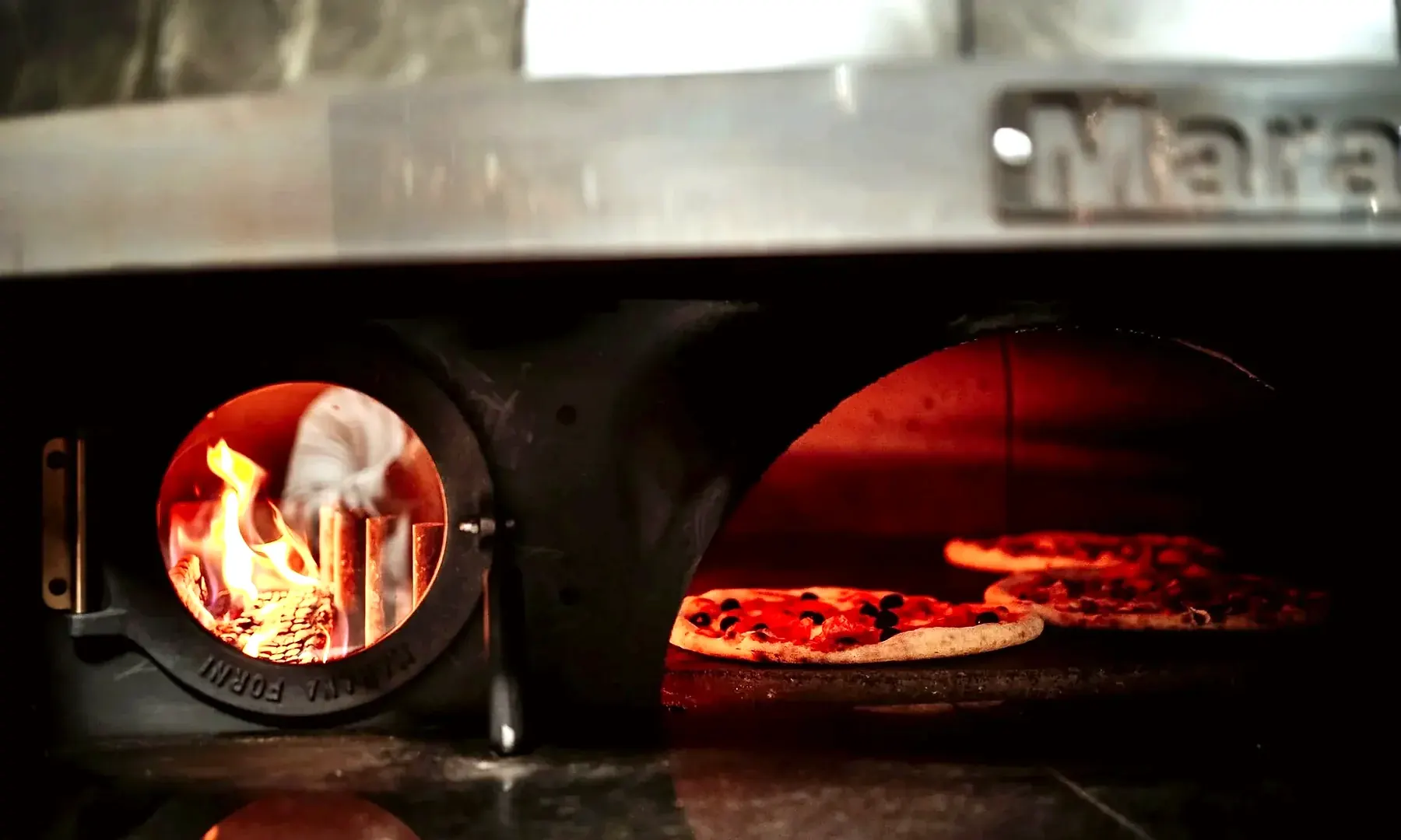 Piec opalany drewnem w Restauracji Czarny Piec Kościan