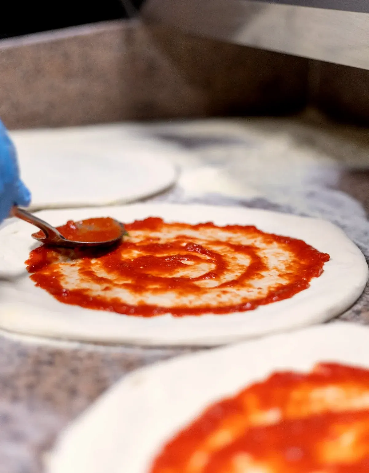 Piec opalany drewnem w Restauracji Czarny Piec Kościan