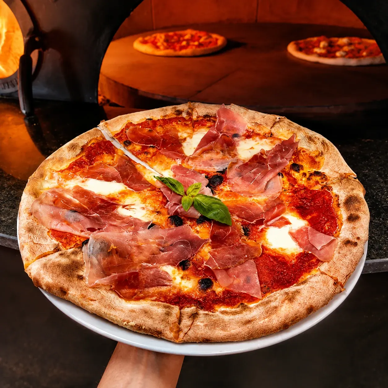 Pizza prosto z pieca opalanego drewnem