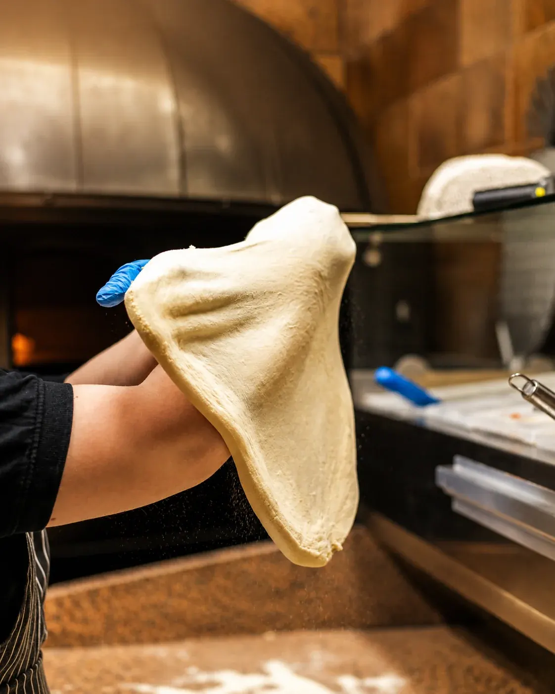 Rozciąganie ciasta na pizzę