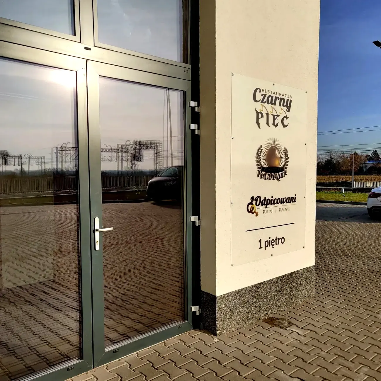 Wejście z oznaczeniem Restauracji Czarny Piec Kościan